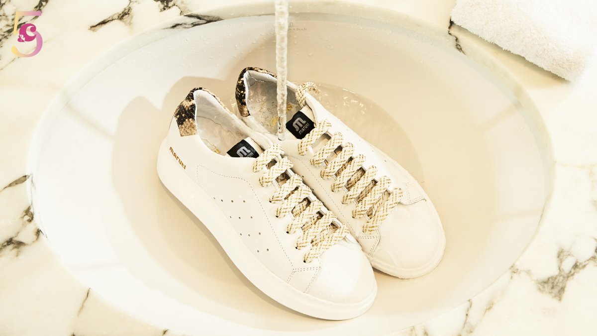 Witte sneakers